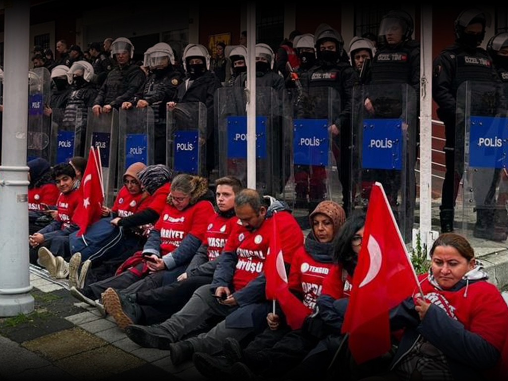 Asgari ücret gündemiyle eş zamanlı olarak Polonez işçilerinin yürüyüşüne engel olan polis çemberi
