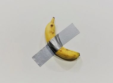Maurizio Cattelan'ın "Comedian" adlı eseri. "Duvara Bantlanmış Muz" olarak biliniyor.