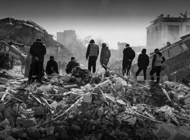 6 Şubat Depremi, Vatan Hastanesi önünde, enkazın üzerinde duran insanlar.