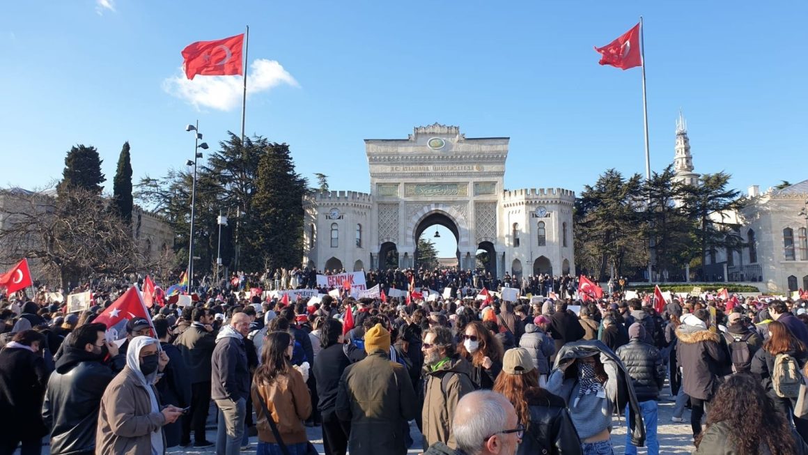 Gençlik direnişini gösteren bir kare