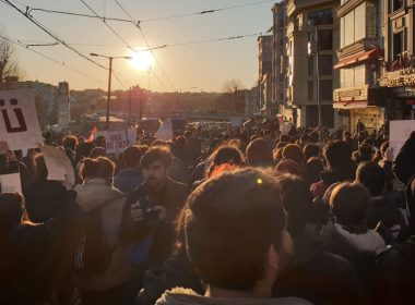 Apolitik gençlik mitinin yıkılışı
