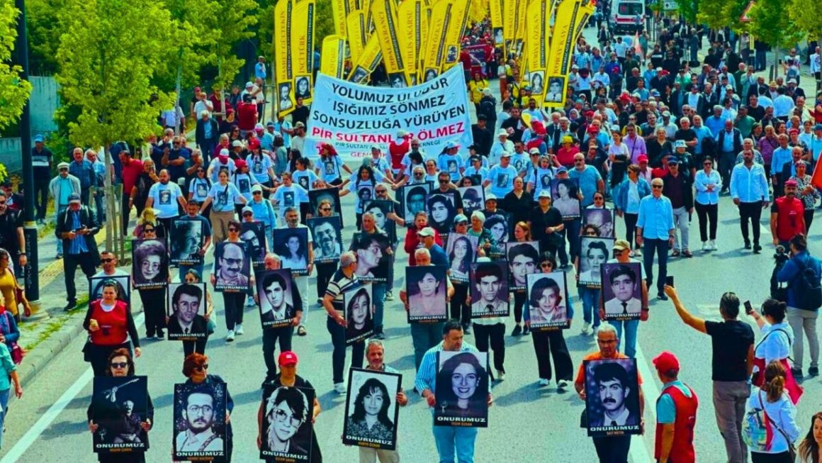 Sivas Katliamı anması düzenleyen kitle