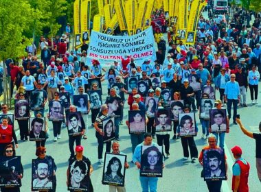 Sivas Katliamı anması düzenleyen kitle