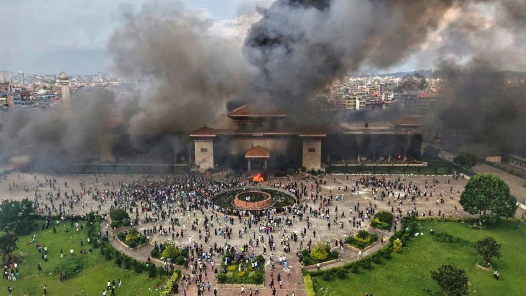 Nepal'de çürüyen devrim