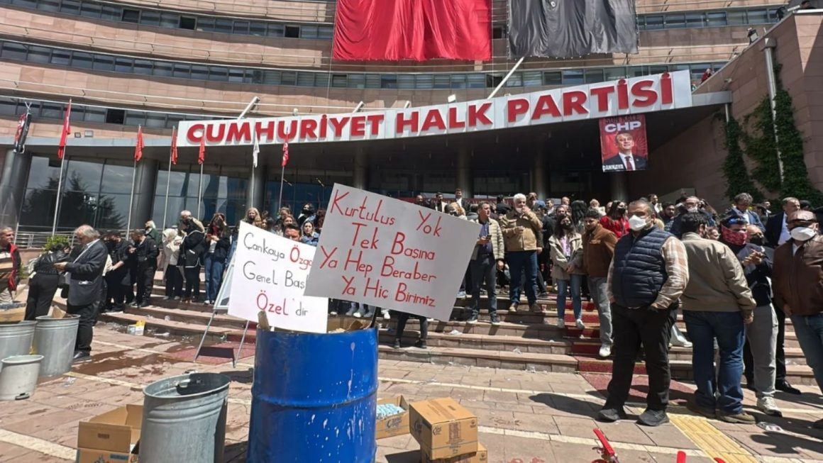Sosyalist “siyasetsizlik” ve ana muhalefetin parçalanması